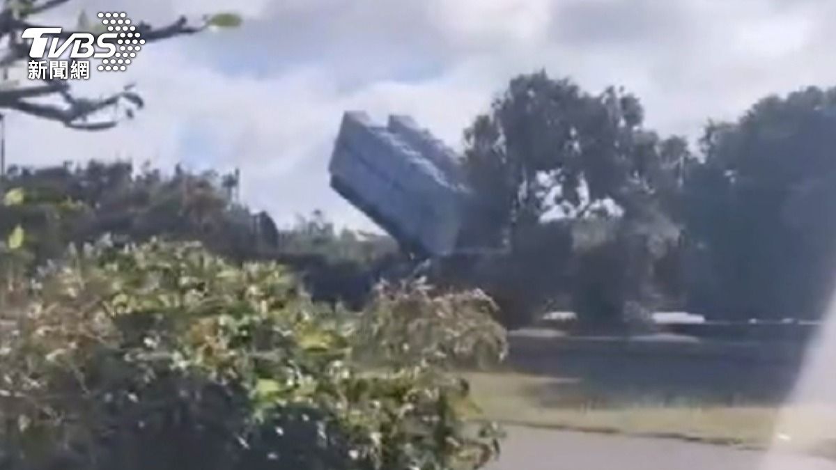 除了這起戰車故障事件外,也有民眾在屏東貓鼻頭附近拍下地對空飛彈佈署的畫面。(圖/民眾提供)