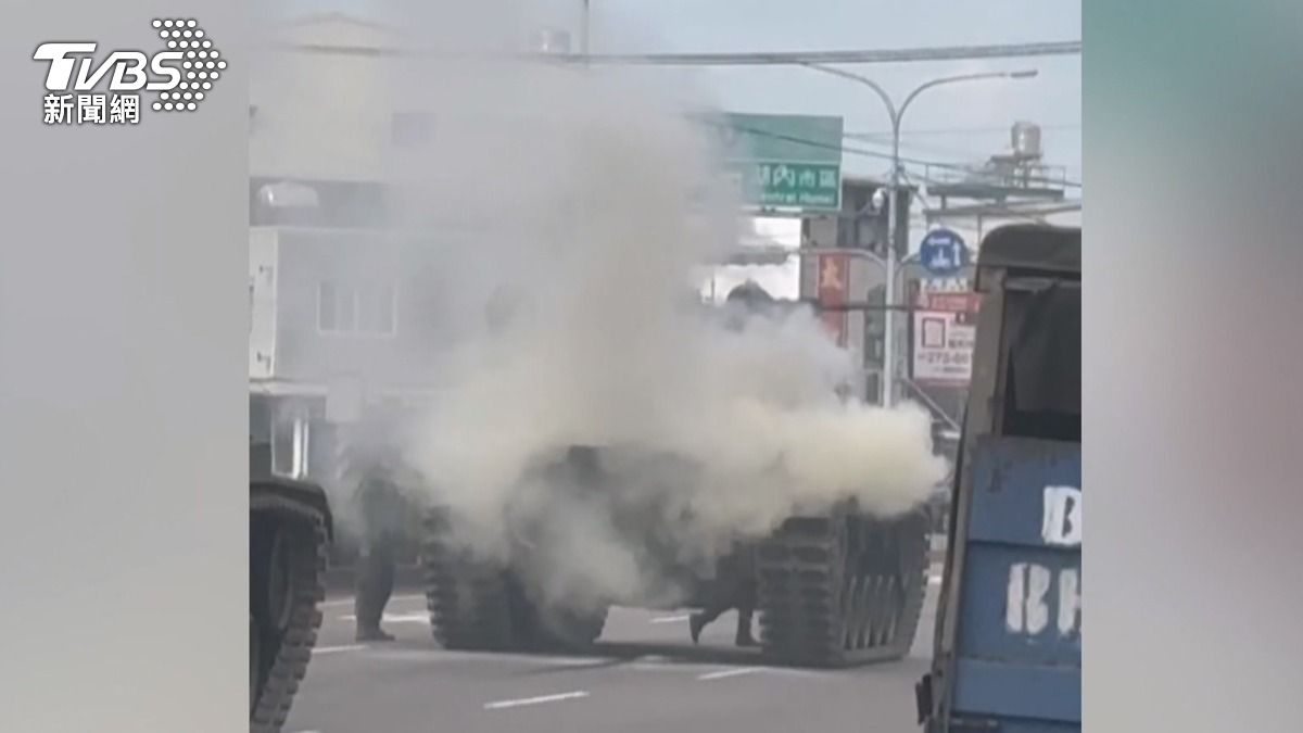 陸軍564旅一輛CM11戰車在高雄湖內執行任務時,剛加完油,引擎就突然冒出大量白煙並起火。(圖/TVBS)