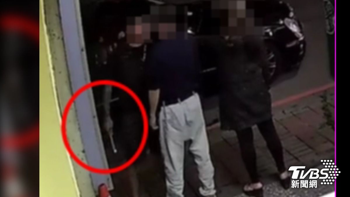 黑衣男揮「斧頭」爆粗口,遭控恐嚇店家。(圖/TVBS)