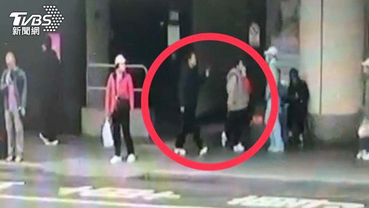 劉姓女乘客在公車上訓斥小朋友，情侶檔出面制止反遭恐嚇，跟隨女乘客下車並錄影蒐證。（圖／TVBS）