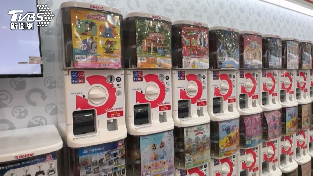 大型扭蛋業者也看準跨年人潮,南下進駐百貨公司展店,提供熱門動漫和卡通電影IP人物的商品。(圖/TVBS)