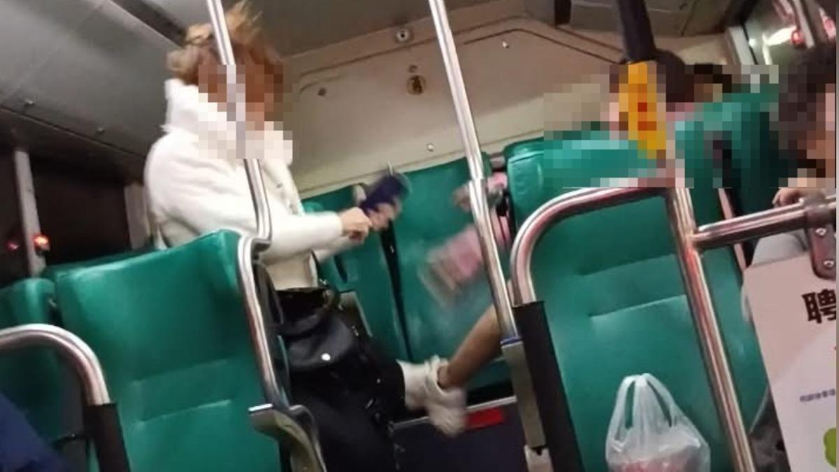 蔡女擴音講電話被制止，心生不滿動手攻擊白衣邱女，雙方扭打成一團，事後蔡女提告傷害。（圖／翻攝 小港人 七嘴八舌 (小港區)）