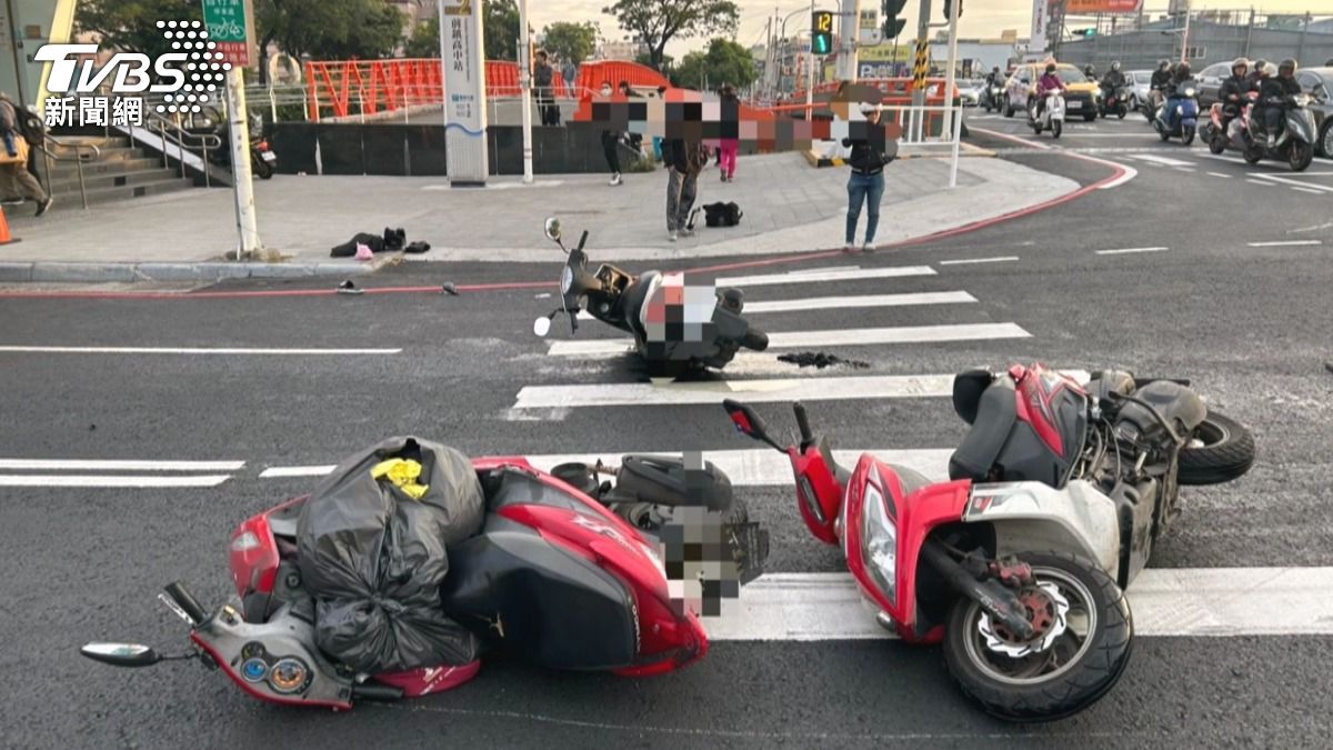 現場有三名女性和一名男性騎士受傷,所幸當時路口車速不快,這些騎士只有輕微的擦挫傷。(圖/TVBS)