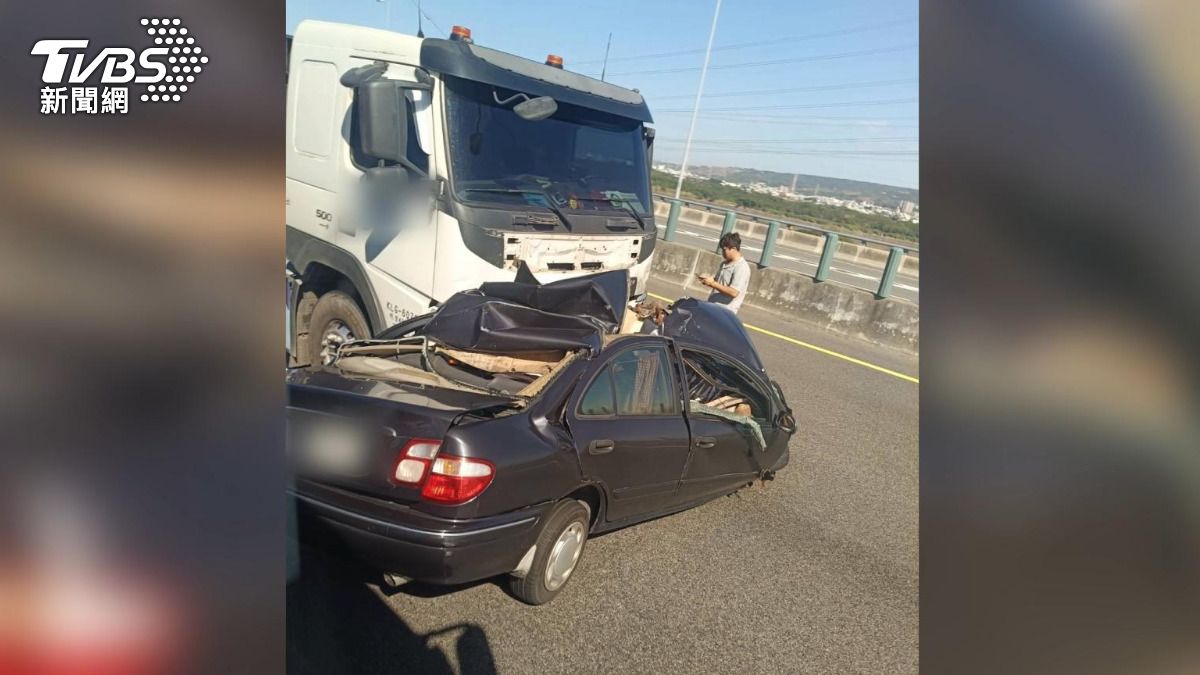 國道三車連環追撞!空勤上士駕駛夾變形車內 頸部穿刺傷不治。(圖/TVBS)