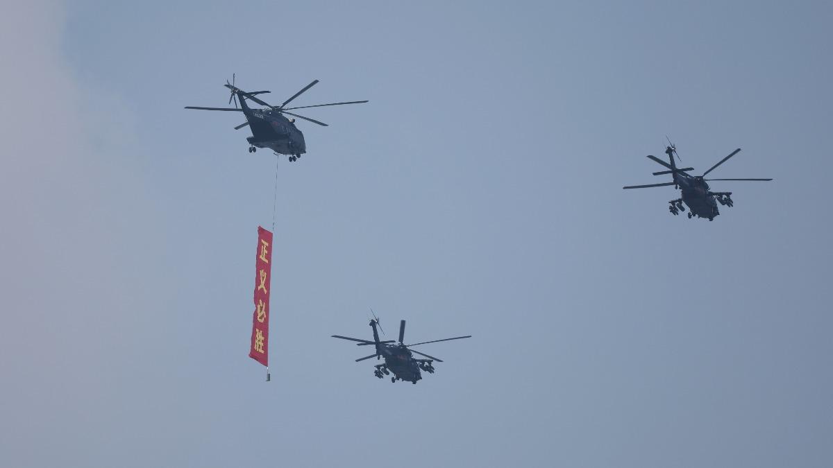 中共九三閱兵時,直升機編隊曾掛出「正義必勝」標語。也使得解放軍研究學者分析,此回圍台軍演改稱「正義使命-2025」,目的也包含對日本等國的宣示與威嚇。(圖/央視)