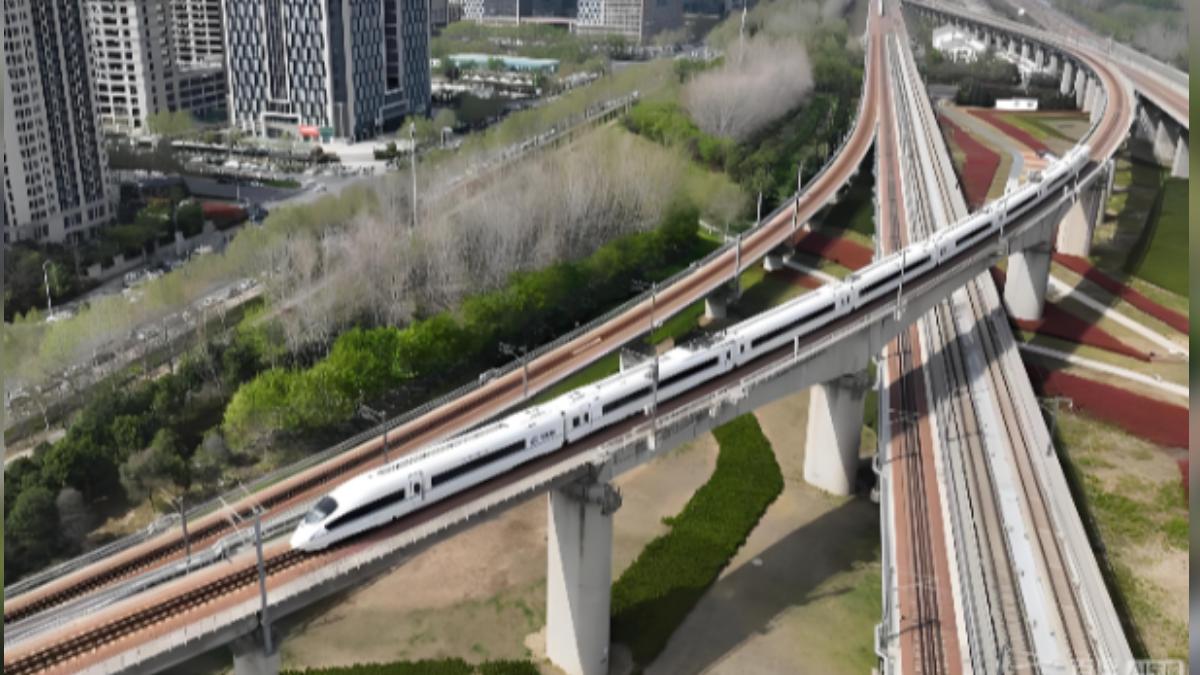 據統計,中國日均開行動車組列車9346列,日均發送旅客936萬人次。(圖/央視)