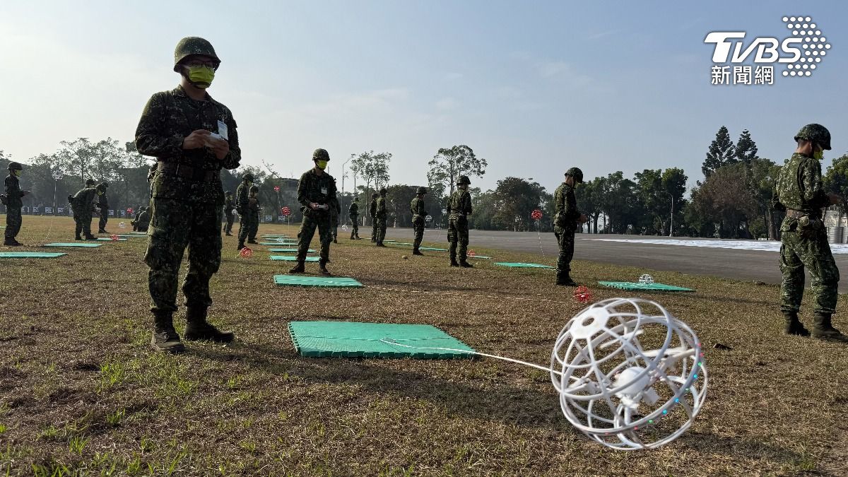 2025年開始,國軍的八週新兵訓練,全面將無人機操作訓練納入正式課程。4小時的實機操作,先讓役男或訓員使用天穹飛球無人機,體驗操作。(圖/TVBS)