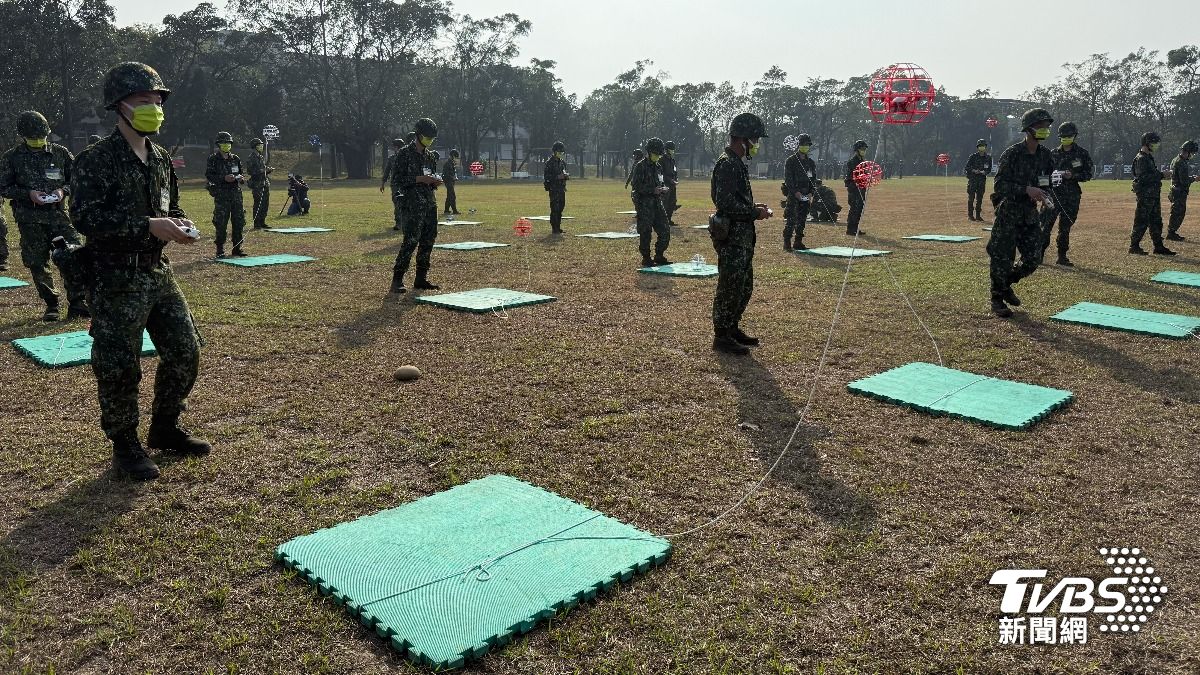 訓練用的「天穹飛球」無人在機全數繫上線繩,固定定點範圍內,避免新手不熟悉操縱,導致飛球墜至遠處,得花更多時間撿拾。(圖/TVBS)