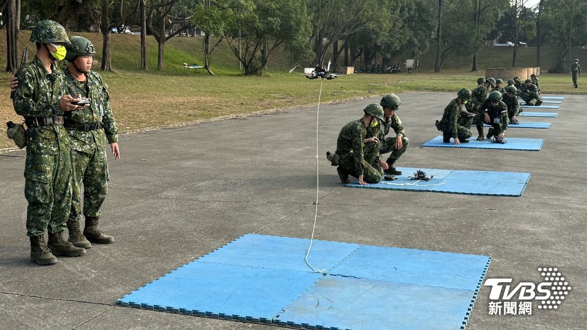2公斤級四軸無人機,被歸類於進階操作。役男或訓員對飛球有一定程度熟悉後,另在幹部從旁指導下嘗試操作四軸無人機。(圖/TVBS)