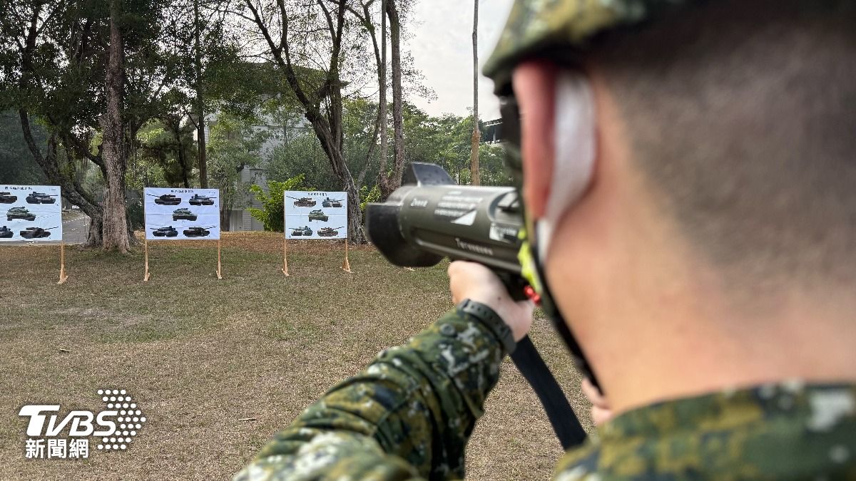 軍事訓練役訓員使用訓練版紅隼火箭發射器,進行射擊預習。(圖/TVBS)