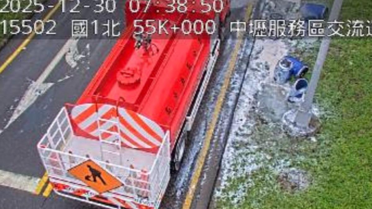 相關單位到場協助。(圖/國道即時路況)