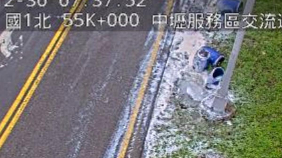 白色樹脂滲漏。(圖/國道即時路況)