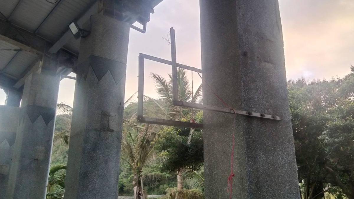 台東白守蓮活動中心為30年以上老建物,尚無建築使用執照,鋼棚鐵件鏽蝕嚴重,恐有公共安全疑慮。(圖/讀者提供)