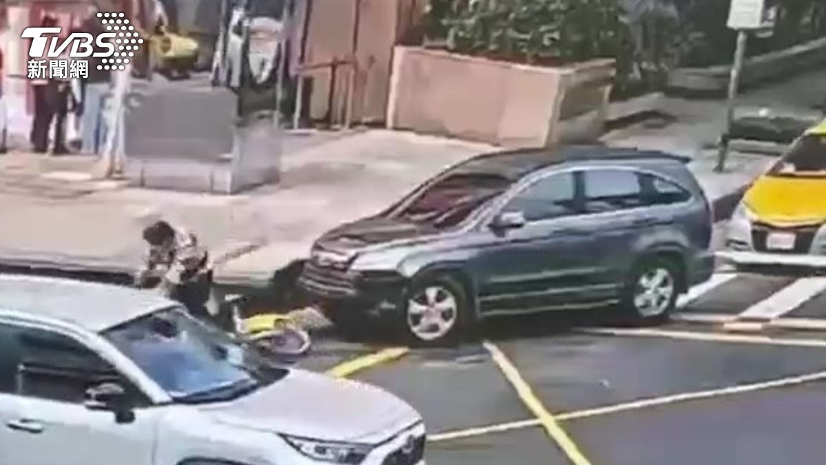 北市休旅車擦撞單車「保險桿KO」 網:原來Ubike殺傷力這麼大