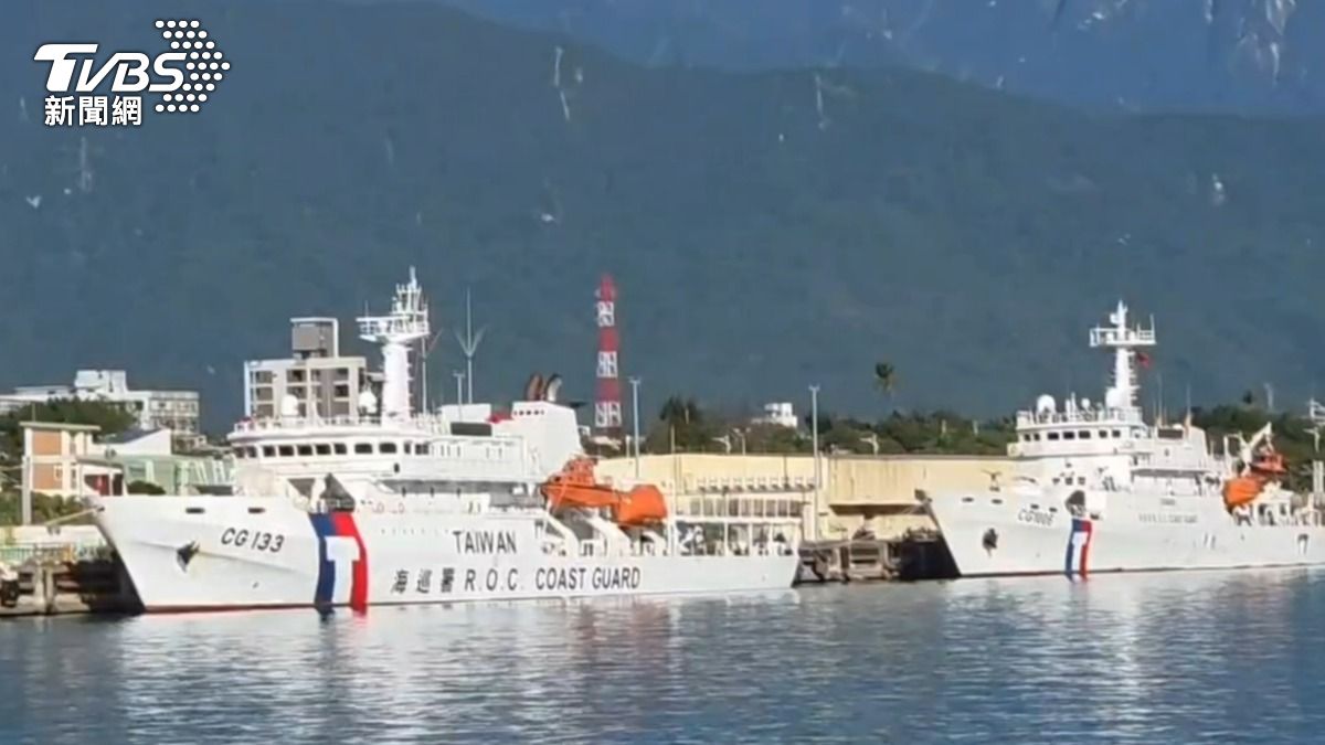海巡台東艦及花蓮艦同步於港內待命。（圖／TVBS）