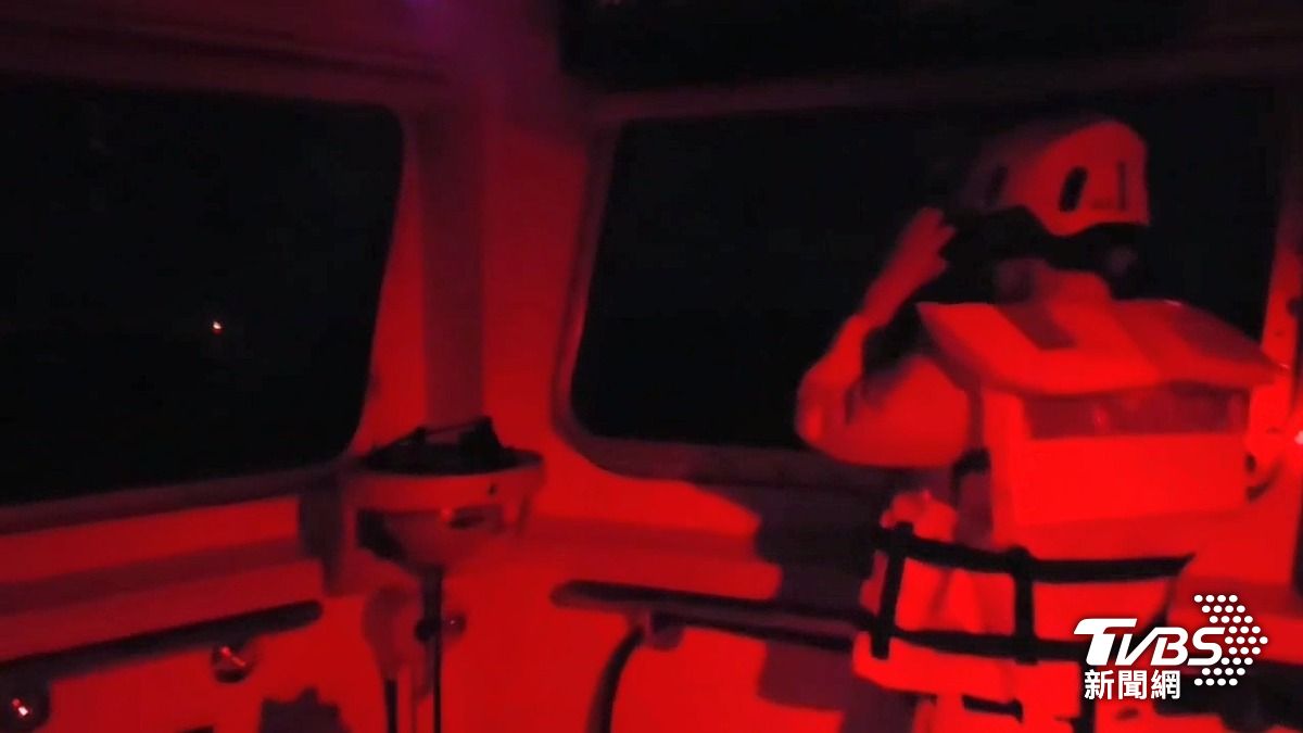 最新我海巡深夜與中共海警船對峙畫面曝光。(圖/海巡提供)