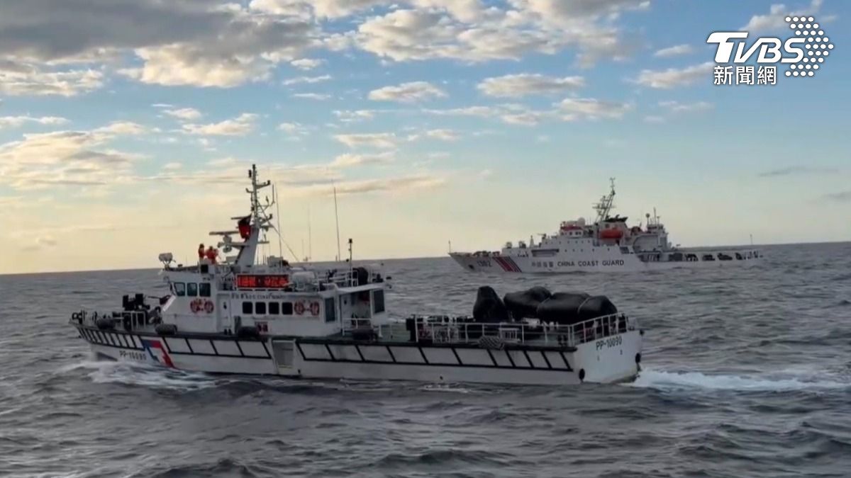 中共海警船持續靠近,雙方從深夜對峙到天亮。(圖/海巡提供)