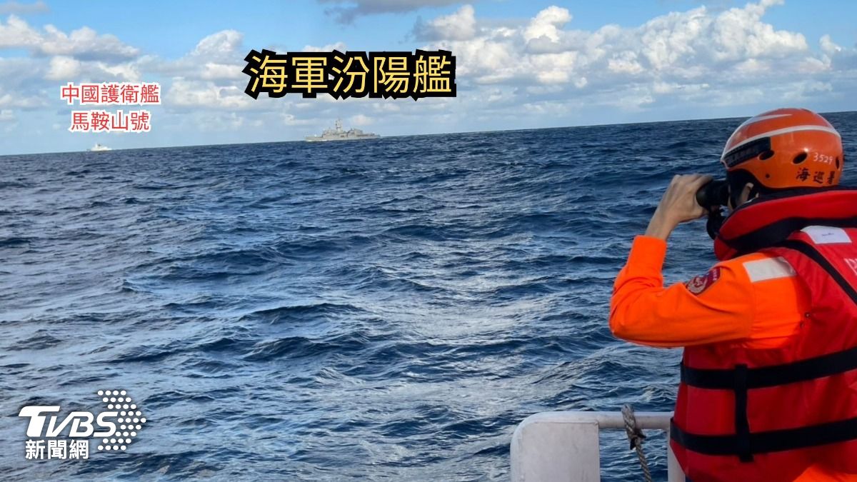 最新我海巡與中共海警船對峙畫面曝光。(圖/海巡提供)
