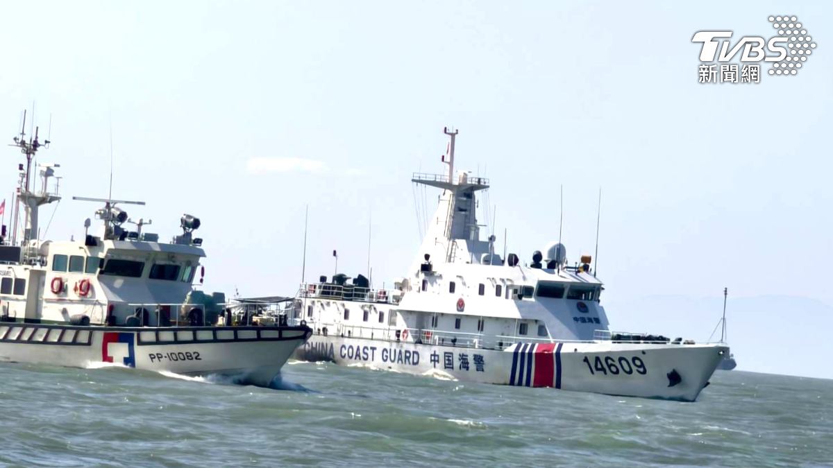 最新我海巡與中共海警船對峙畫面曝光。(圖/海巡提供)