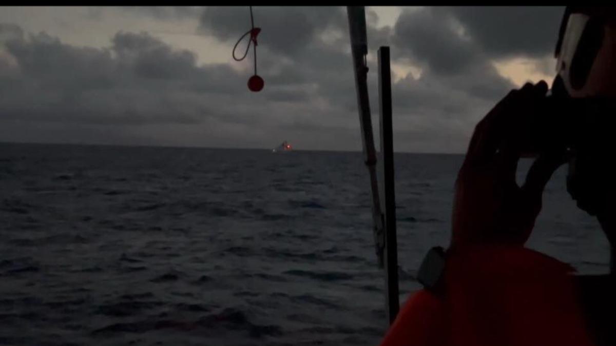 海巡署1000噸級「桃園艦」與中共海警船一度僅0.8浬(約1481公尺),氣氛十分緊張。(圖/翻攝自管碧玲臉書)