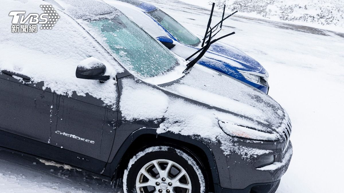 美國密西根州受到暴雪影響,發生嚴重連環車禍。(示意圖/達志影像美聯社)