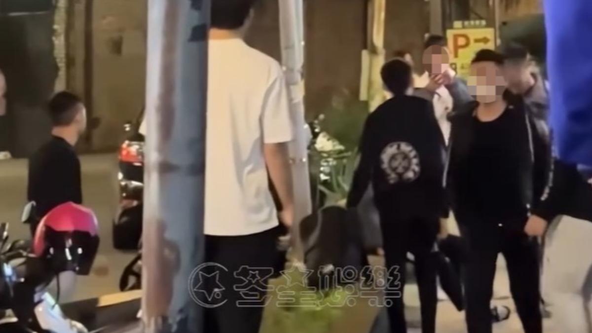 一群黑衣人聚眾圍毆。（圖／翻攝自冬星娛樂Dong Xin）