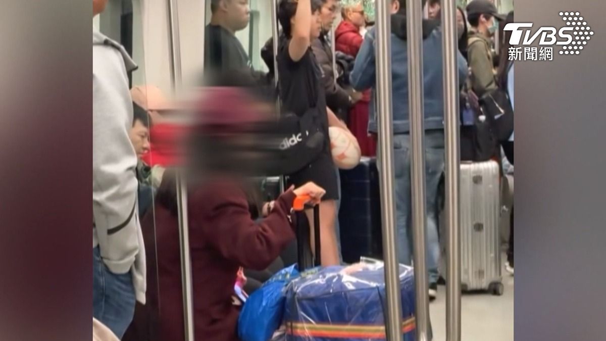 「嚇壞乘客！女暴怒車廂咆哮控偷拍　高捷延誤200人受影響。（圖／翻攝Threads:chen.yu_ran）