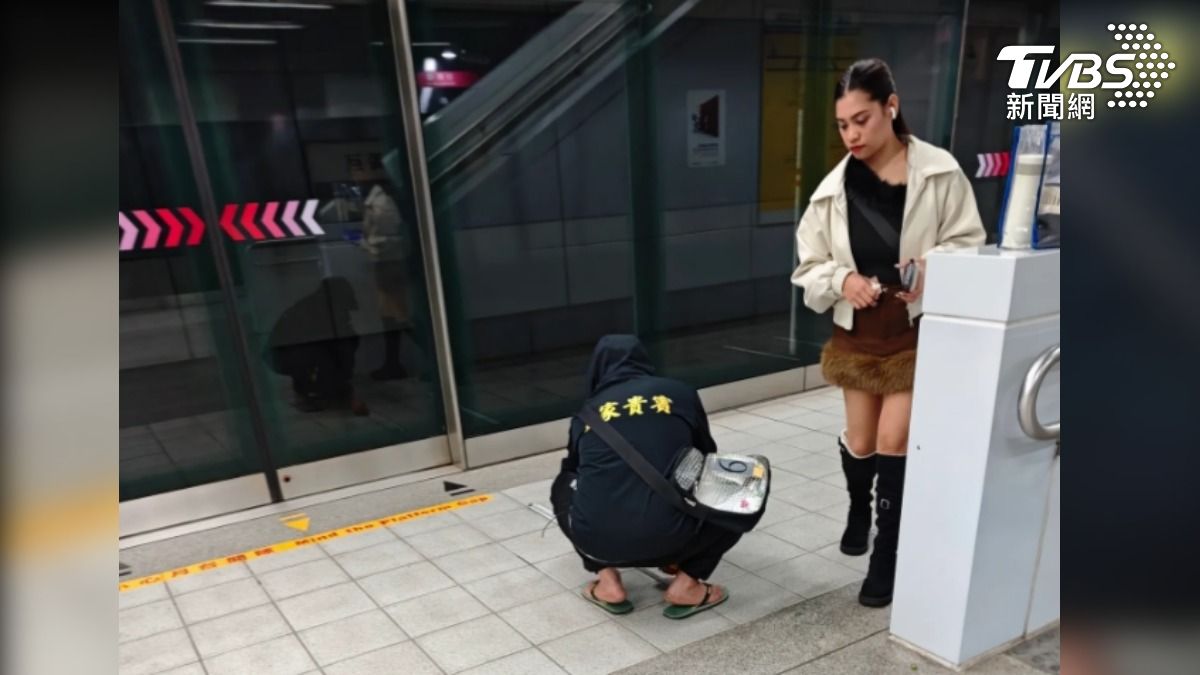 在高捷巨蛋站的月台，一男子拿出捲尺測量磁磚長度、門與扶手寬度，怪異舉動讓民眾看傻眼。（圖／翻攝Threads:ooo.cea.nnn）