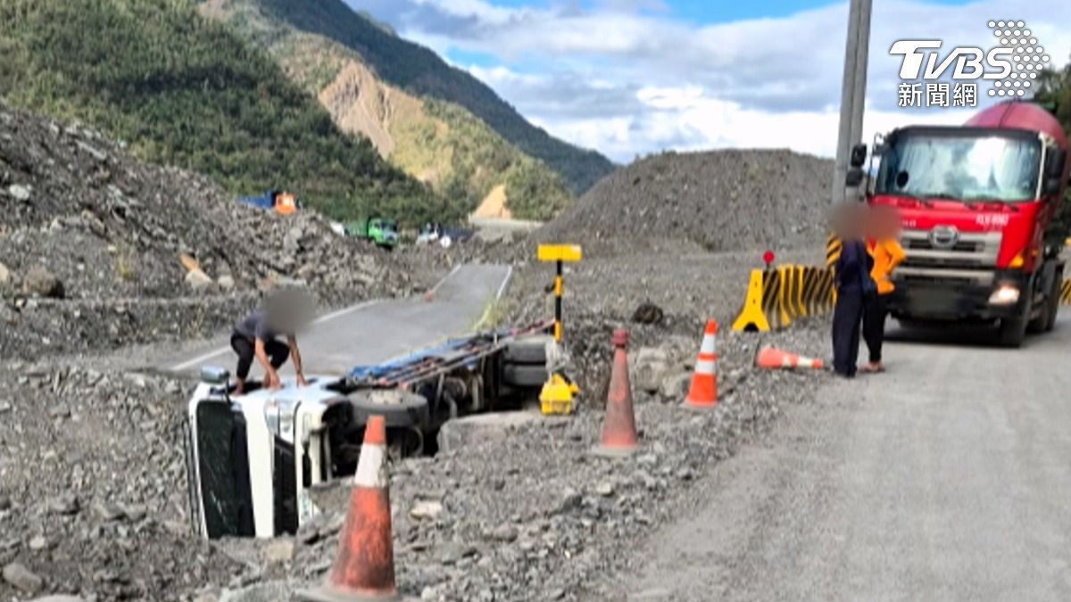 46歲的林姓灑水車駕駛,經過南橫公路93.5公里處,疑似精神不濟,不小心翻下邊坡,幸好駕駛傷勢不厭重,自行脫困。(圖/TVBS)