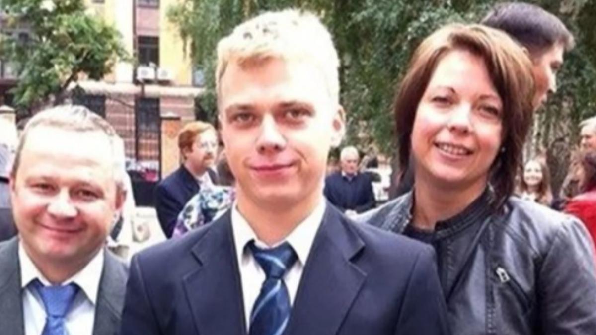 42 歲教授 Mikhail Chelyshev(左)與妻子 Anastasia(右)、18 歲長子 Georgy(中)先後陳屍地下室。(圖/翻攝 The Mirror)