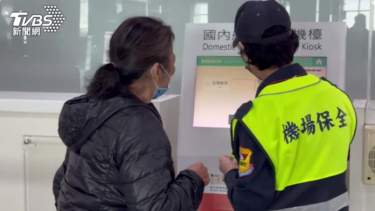 中共軍演大亂國內航班,在金門機場機位候補上午已經排到上千號。(圖/TVBS)