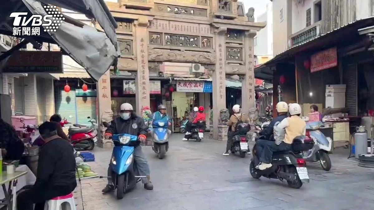 金門商家感嘆,這兩天因為軍演的關係人潮少了許多,生意掉了三成。(圖/TVBS)