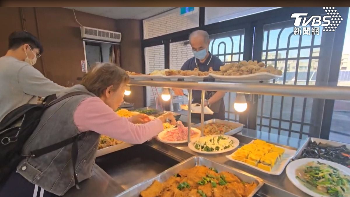 高雄市政府員工餐廳的午餐時段人潮絡繹不絕,菜色豐富多元。(圖/TVBS)