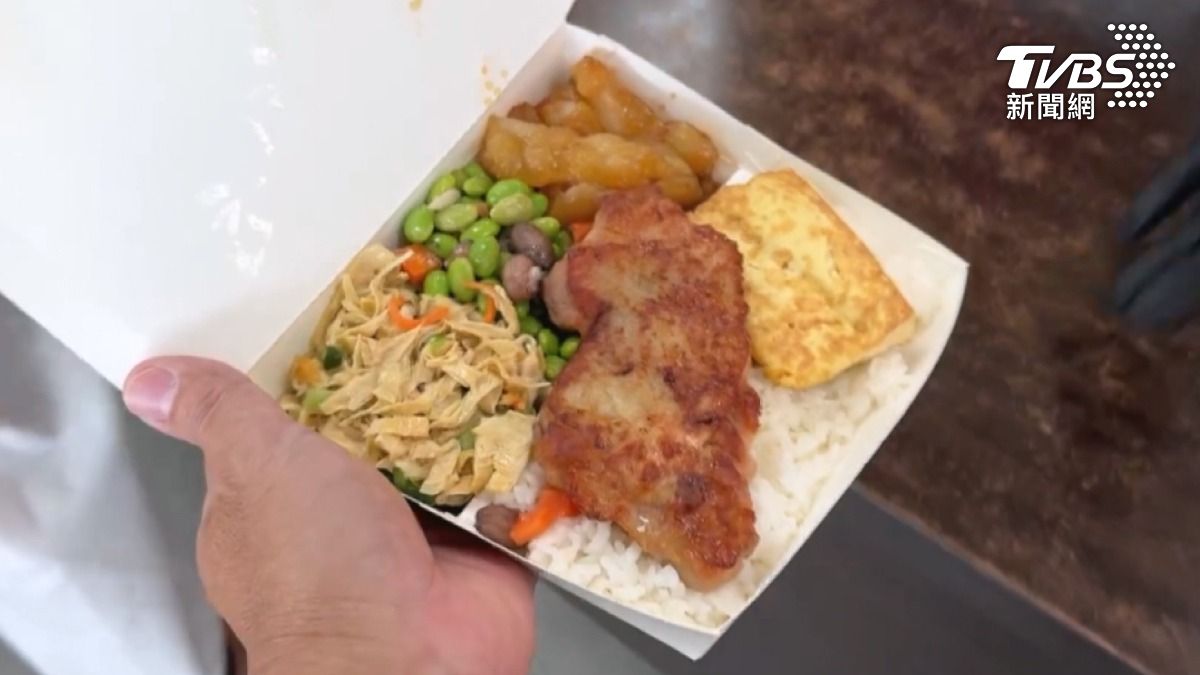 菜色多樣成了優勢,鳳山行政中心的員工餐廳,也開放一般民眾購買。(圖/TVBS)