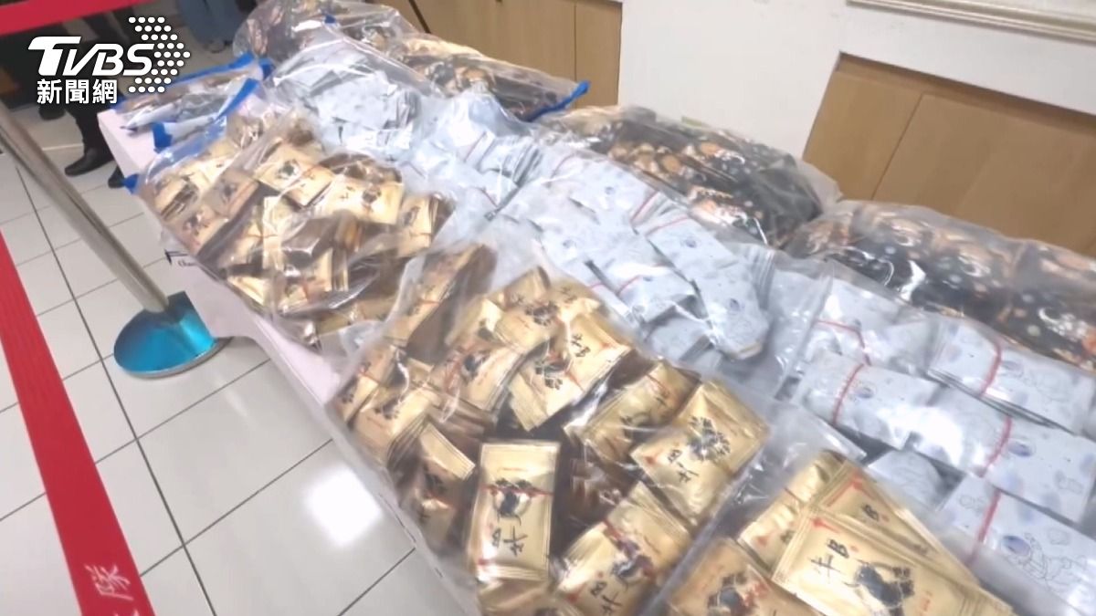 嫌犯平日以金紙店販賣金紙作為掩護，實際上從事新興毒品咖啡包的分裝工作 。(圖／TVBS)