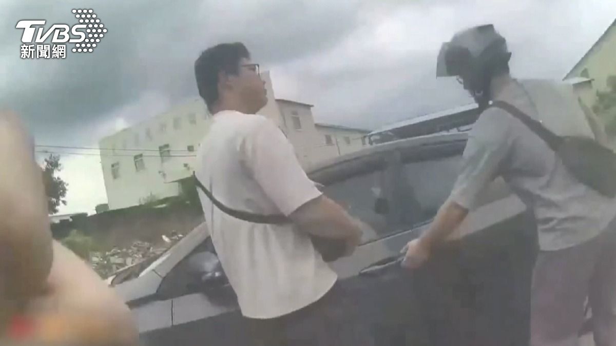 警方在溪湖地區成功逮捕一名邵姓車手，當時他正準備領取18萬元的不法所得 。(圖／TVBS)