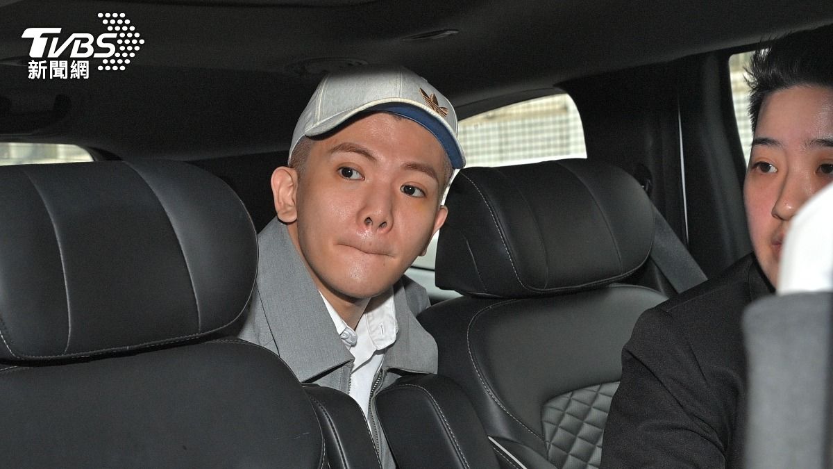 開完庭孫生難過澄清:他大豎姆指是表示媒體辛苦了,卻被說成吊兒郎當。(圖/胡瑞麒攝)
