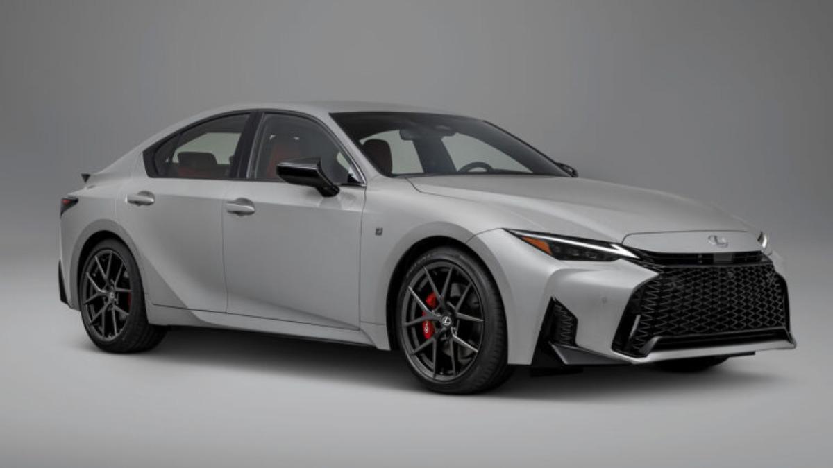 改款IS微調外觀設計細節，進一步凸顯整體視覺張力。（圖／Lexus提供）