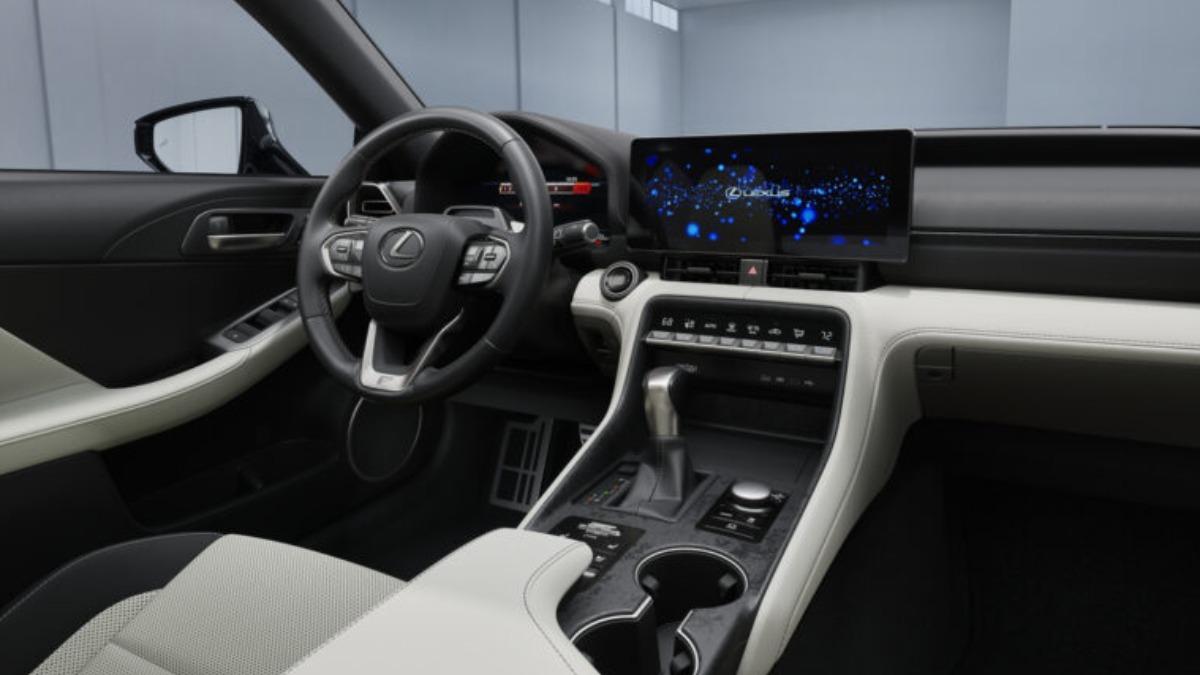 改採懸浮式螢幕並全面重新設計的中控台為改款IS車內亮點。（圖／Lexus提供）