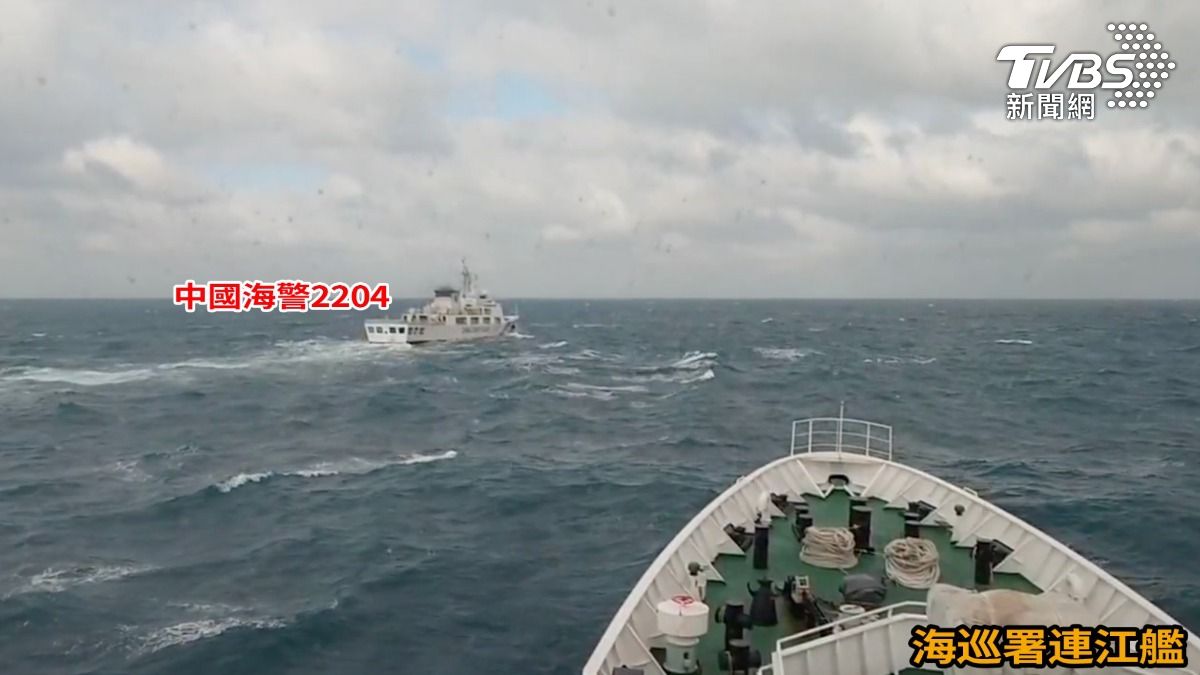 海上對峙持續!共軍射火箭彈稱「全命中」 海巡曝最新畫面報平安