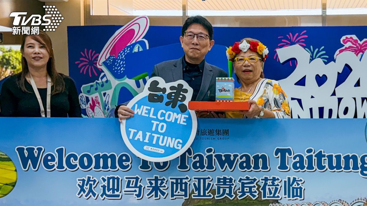台東縣府交觀處長卜敏正（中）親自接機，並與星馬旅行社業者合影紀念。（圖／TVBS）