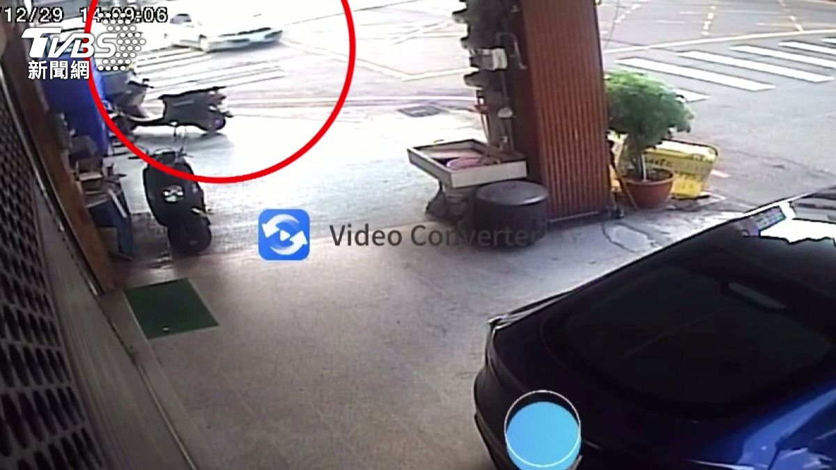 「撞車頭看車尾」駕駛車門開開　撞路邊車肇逃稱身體不適。(圖／民眾提供)
