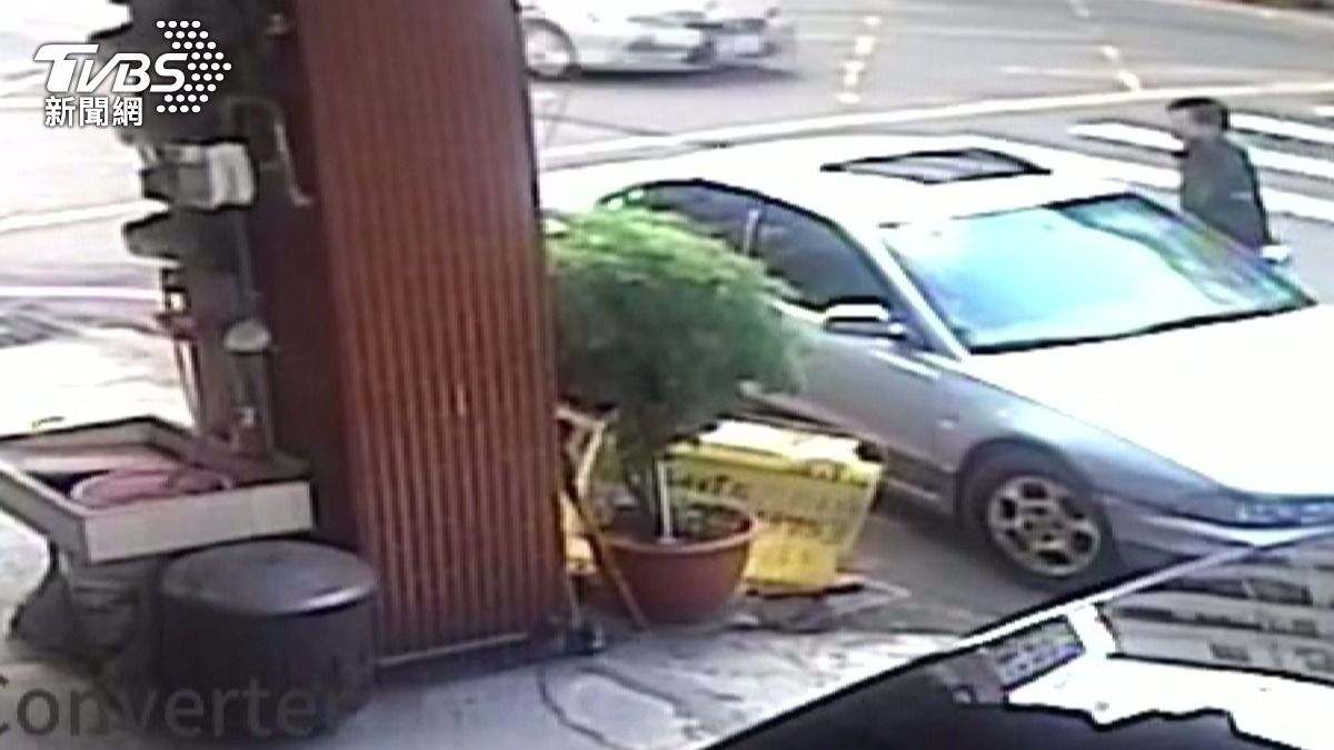 肇事駕駛撞車後竟只查看自己車尾就離開，甚至連車門都未關好就駕駛。(圖／民眾提供)