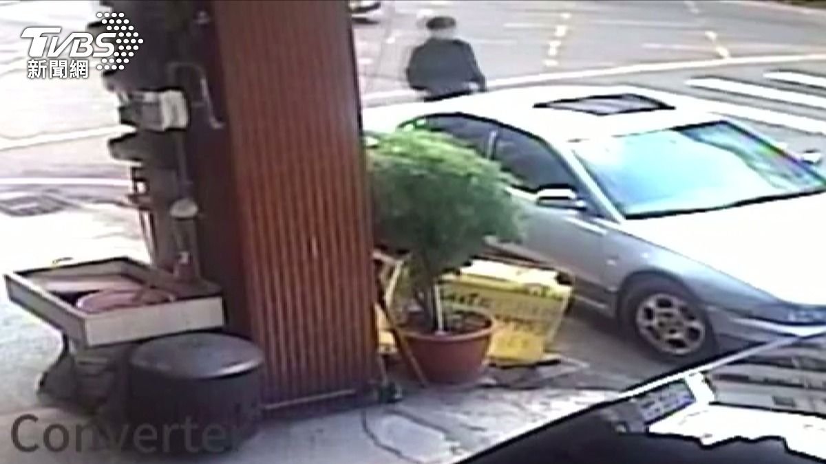 他查看監視器後，發現肇事駕駛行為怪異，於是報警處理。(圖／民眾提供)