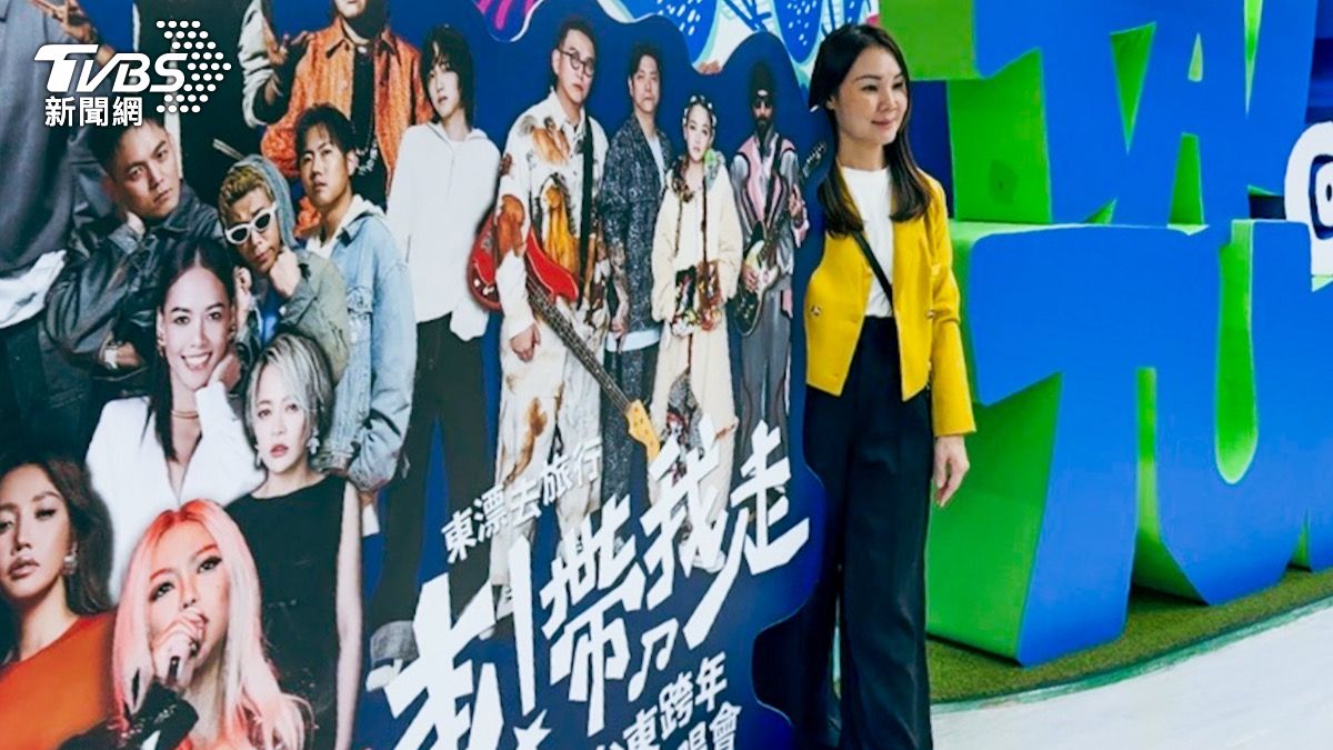 星馬旅客一下機，立刻衝去和阿妹跨年的看板合照留念。（圖／TVBS）