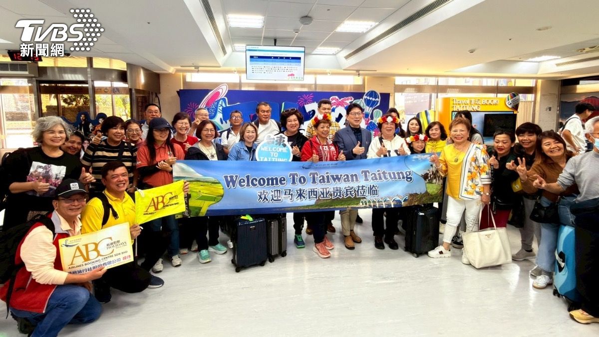 星馬156名旅客今天中午包機抵達台東，旅行社主打「跨年演唱會」反應熱烈。（圖／TVBS）