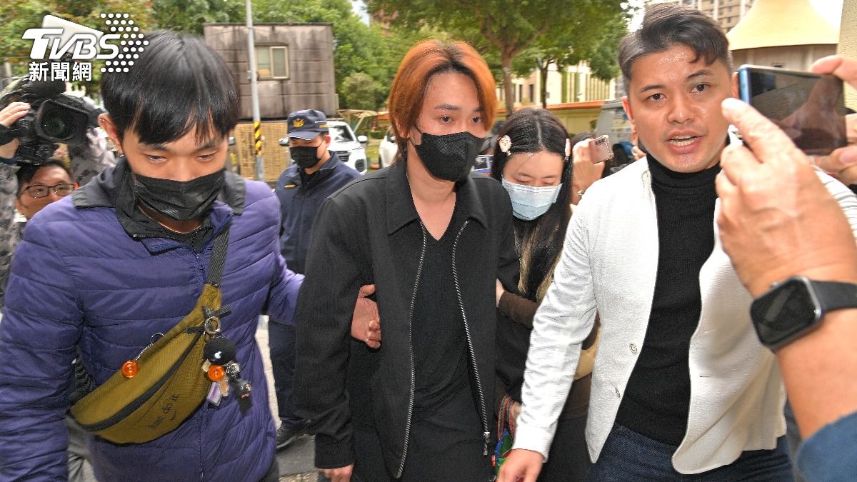 曹西平乾兒子Jeremy到殯儀館處理後事。(圖／胡瑞麒攝)