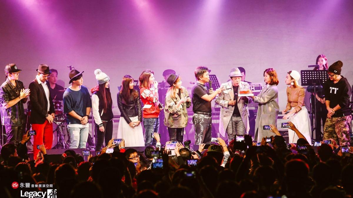 曹西平2016年舉行出道35周年演唱會,當天許多藝人包括吳宗憲、LULU、KID等到場為曹西平慶祝。(圖/翻攝自Legacy 傳 音樂展演空間臉書)