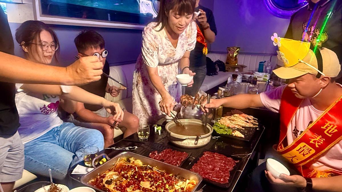 把餐廳搬進 KTV 星級主廚現做手路菜。（圖／業者提供）