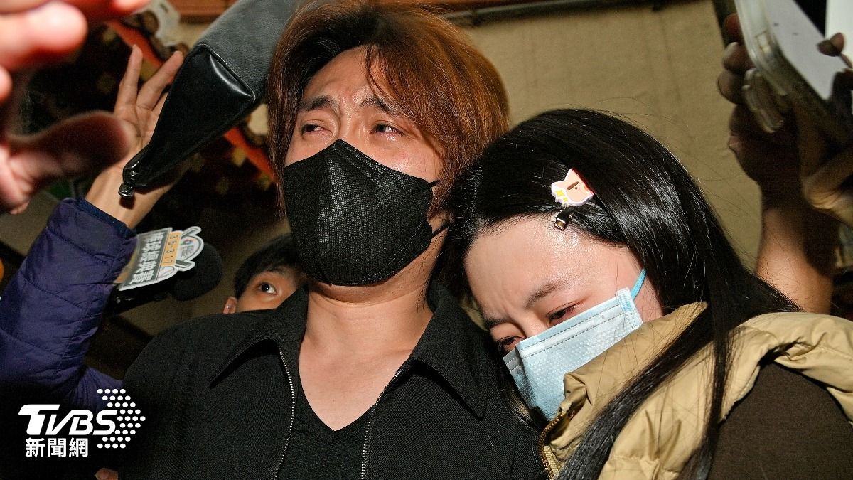 曹西平的乾兒子Jeremy抵達殯儀館。（圖／胡瑞麒攝）